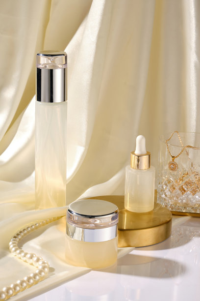 高端化妆品套装广告照片，化妆品瓶和小瓶放置在中心，周围装饰着豪华物品图片下载