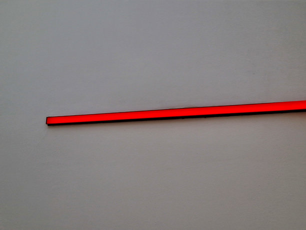 红色亚克力条。嵌入亚克力条的墙壁。导航栏图片下载