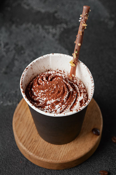 优雅的提拉米苏杯，乡村风格的暗光和纹理背景 - 咖啡甜点库存照片图片下载