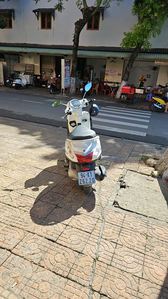 早晨，巴地市的人行道上停放着摩托车。图片下载