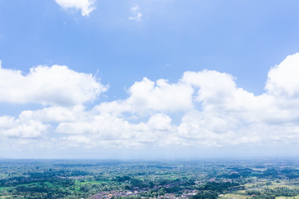 巴厘岛德加拉朗梯田的航拍照片，包括岛屿、稻田和田野风光。图片下载