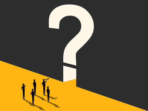 商业未来：商人在问号门前寻找机会图片下载