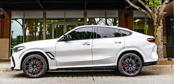 2020年白色宝马X6 M。宝马是一家德国跨国豪华汽车和摩托车制造商。宝马是一款豪华车。图片下载