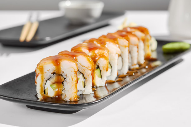 美味的虾卷配甜辣酱，放在黑色盘子上 - 现代食品摄影，明亮的自然光照图片下载