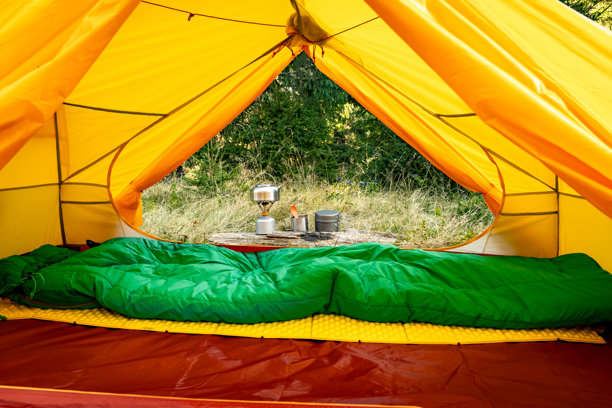 在山中露营，搭帐篷并使用烹饪设备。图片下载