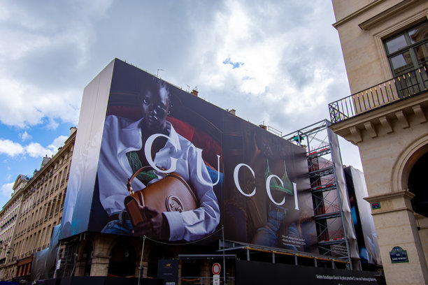 巴黎, 法国建筑外立面的古驰广告牌图片下载