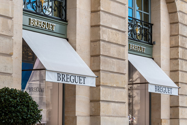 位于法国巴黎旺多姆广场的宝玑精品店外观图片下载