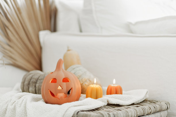 白色室内装饰万圣节。白色美学照片图片下载