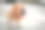 一只穿着狮子 costume 的法国斗牛犬在街上图片下载