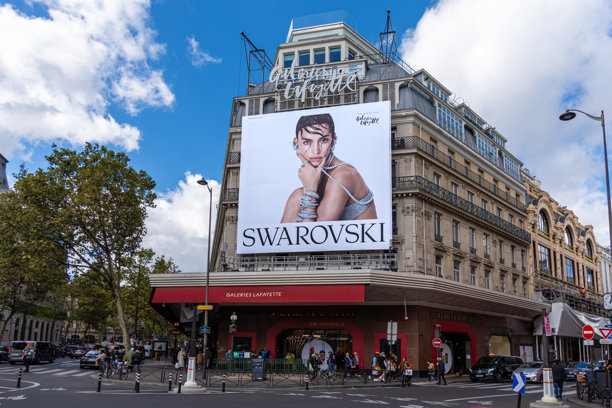 巴黎法国老佛爷百货公司外立面的施华洛世奇广告牌图片下载