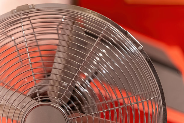 背景为红色的风扇，风扇处于关闭状态。图片下载