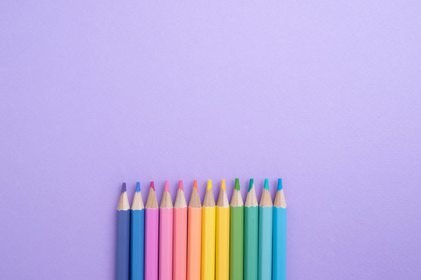 彩色铅笔与彩色背景。开学概念。绘画图片下载