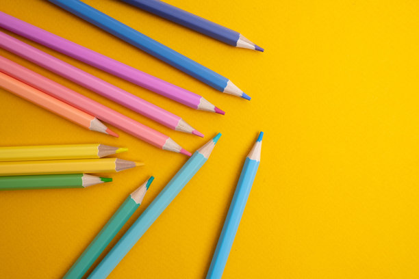 彩色铅笔与彩色背景。开学概念。绘画图片下载
