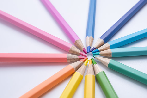 彩色铅笔与彩色背景。开学概念。绘画图片下载