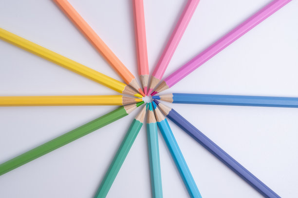 彩色铅笔与彩色背景。开学概念。绘画图片下载