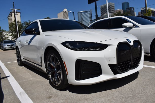 一辆白色的宝马4系M440i停在市中心金融区的Advantage BMW经销商处。图片下载