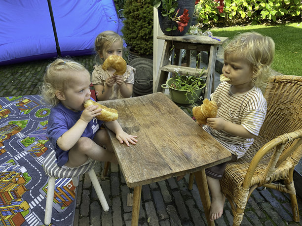 兄弟双胞胎与他们的幼儿妹妹一起吃饭图片下载