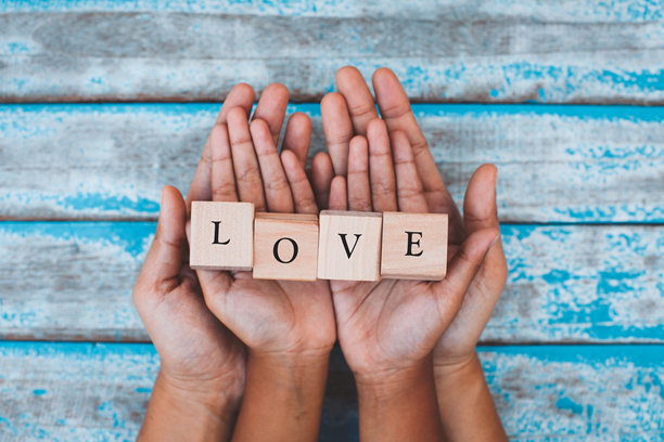 人类手持玩具积木的俯视照片图片下载