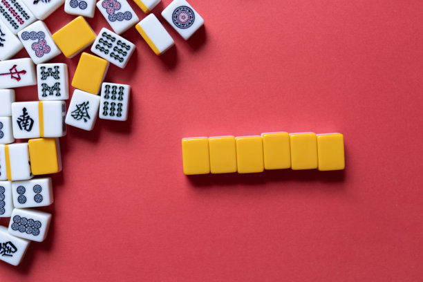 红色背景上的麻将牌图片下载