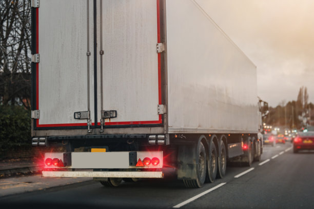 在英国雨天驾驶的卡车图片下载