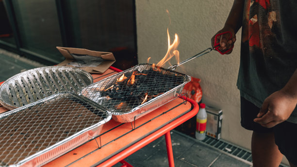 烧烤的特写照片，伴有烟雾和火焰。户外烹饪肉类，烧烤食品摄影。图片下载