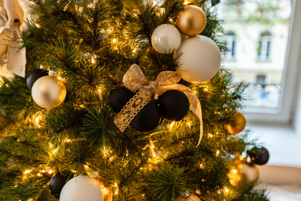 圣诞市场的照片，商店里出售新年树。温馨的家庭氛围中有花环和灯光。节日和庆祝活动的购物概念摄影。图片下载