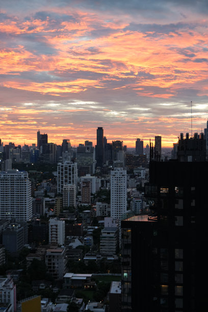曼谷日落时分的垂直视角，天空色彩斑斓图片下载
