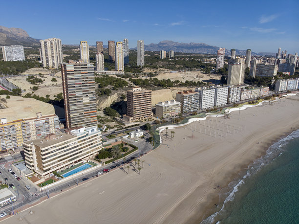 西班牙阿利坎特的贝尼多姆航拍照片，展示了美丽的莱万特海滩、酒店、建筑以及高楼天际线，海滩上人们正在悠闲地享受阳光。图片下载