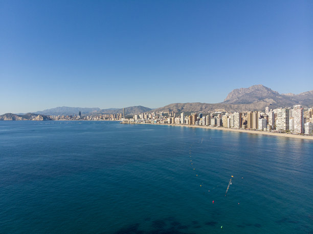 西班牙阿利坎特的贝尼多姆航拍照片，展示了美丽的莱万特海滩以及酒店、建筑和高楼城市天际线。图片下载