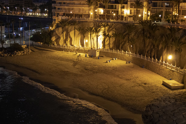 西班牙阿利坎特贝尼多姆老城区的马尔帕斯海滩夜景照片。图片下载