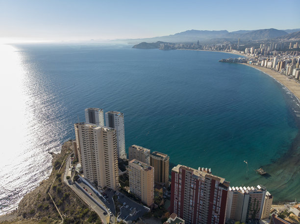 西班牙阿利坎特的贝尼多姆航拍照片，展示了美丽的莱万特海滩以及酒店、建筑和高楼城市天际线。图片下载