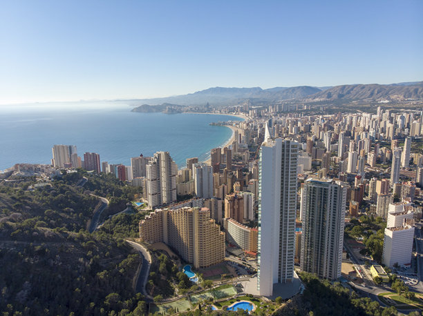 西班牙阿利坎特的贝尼多姆航拍照片，展示了美丽的莱万特海滩以及酒店、建筑和高楼城市天际线。图片下载