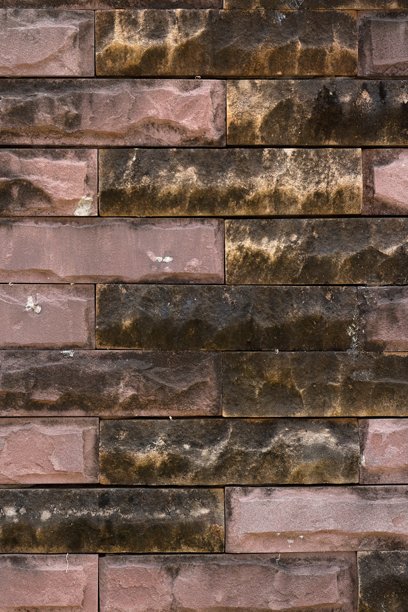 墙上的一组图片上有脏黑色污渍。图片下载