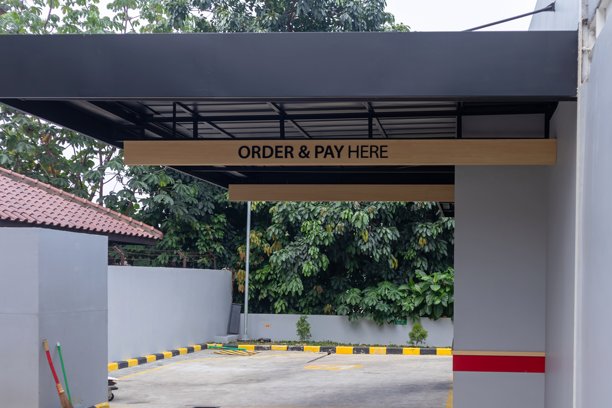 快餐店的自取车道。请在此下单和付款的标识。图片下载
