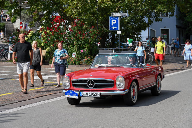 1964年红色梅赛德斯-奔驰230 SL敞篷车（W 113）图片下载