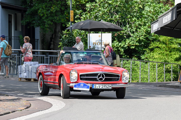 1964年红色梅赛德斯-奔驰230 SL敞篷车（W 113）图片下载
