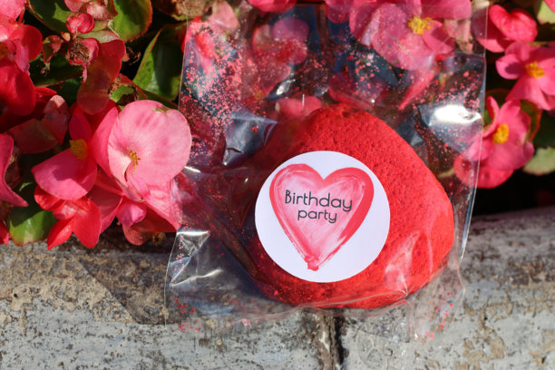 红色甜甜圈，上面写着“生日派对”图片下载