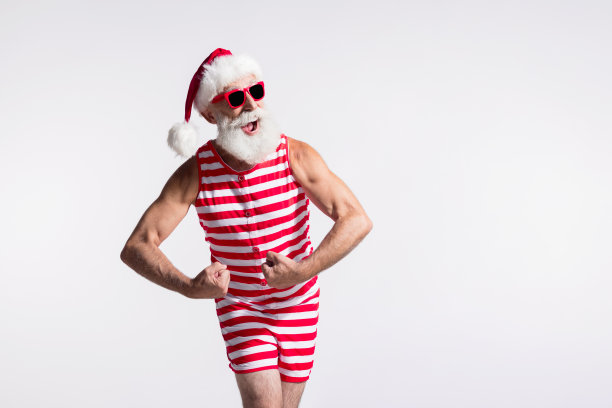 身穿红色时尚泳衣，展示健壮手臂的快乐圣诞老人照片图片下载