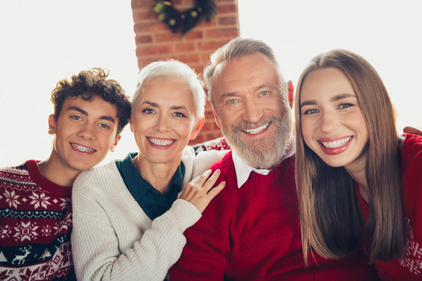 大家庭在家中公寓里欢笑相拥庆祝圣诞节的照片图片下载