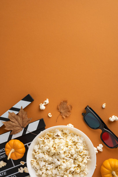 温馨的垂直秋季场景，包含爆米花、电影元素和秋季装饰。非常适合电影之夜的氛围，结合了季节感和娱乐气息。图片下载