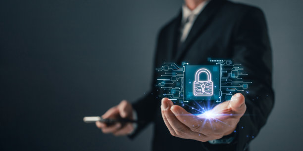 网络安全与隐私保护，计算机与安全数据概念。商人通过虚拟屏幕界面保护个人数据信息免受病毒侵害。图片下载