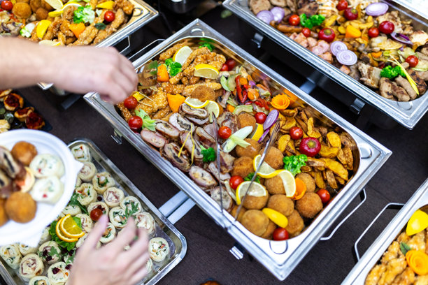 在一个宴会活动中，精美摆放的多样化菜肴，展示了各种肉类、蔬菜和开胃菜。图片下载