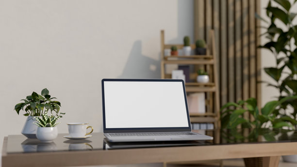 一台笔记本电脑的特写，白色屏幕样机放在简约风格的咖啡桌上。图片下载