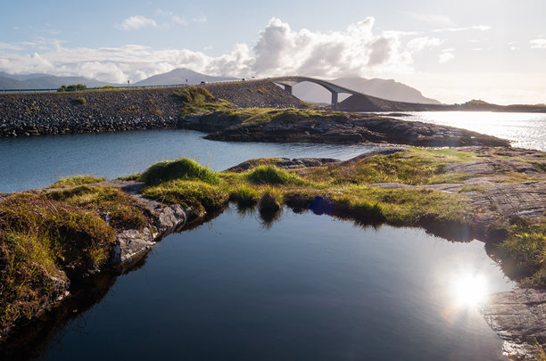 大西洋公路与著名的斯托尔塞斯undet大桥。北挪威迷人的自然风光与现代公路建设杰作的日落景观。挪威大西洋公路。图片下载