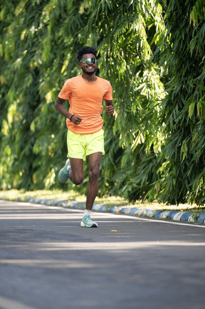 在公园跑步的亚洲男人图片下载