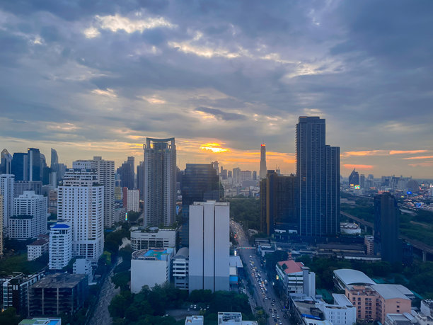 模糊的城市景观背景，夜晚的曼谷（Krung Thep Maha Nakhon）多彩的霓虹灯光在建筑物上形成的散景。现代城市建筑天际线的航拍照片。图片下载