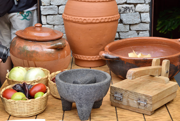 一张桌子上摆放着各种物品，包括一个研钵和杵，一个木盒子图片下载