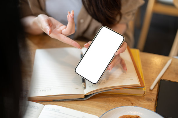 女人向朋友展示手机并讨论工作特写图片下载