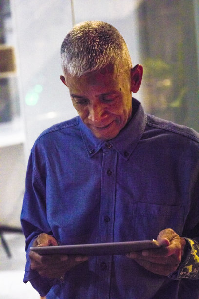 泰国老年男人使用平板电脑的夜景照片图片下载