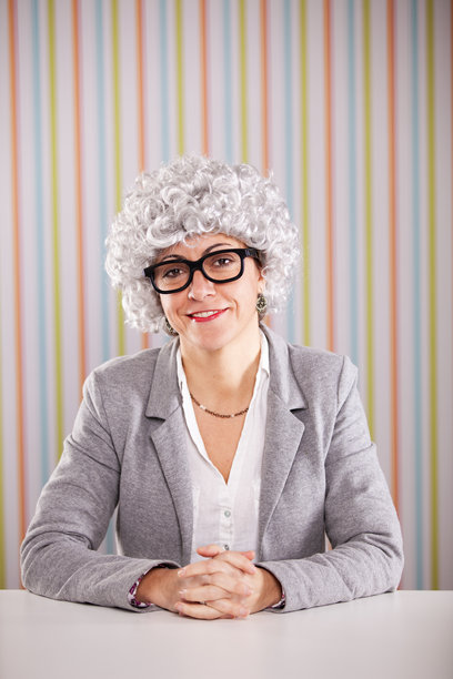 戴着灰色假发的搞笑女性图片下载